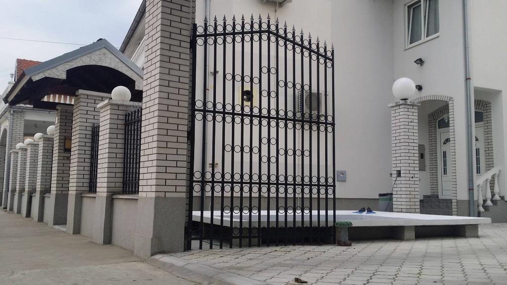 Guesthouse Vila Nova Morović エクステリア 写真
